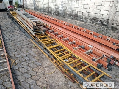 ESCADA EXTENSIVA 12M, ESCADA DE FERRO COM GANCHO 7M E ESCADA MÓVEL. (Ref.: SQ)