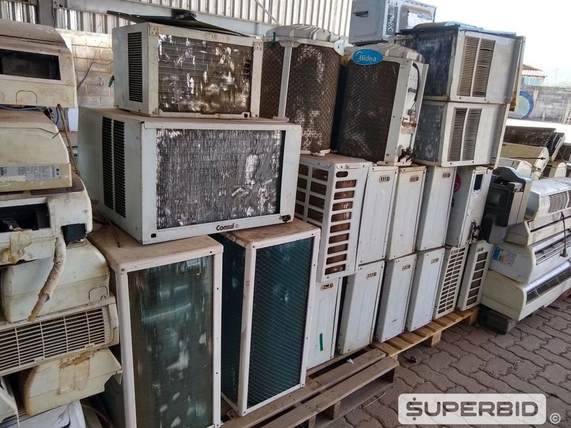 SUCATA DE CONDENSADORES E EVAPORADORES DE AR CONDICIONADO, EXAUSTORES, CAIXA PARA DESCARGA, 2 BASCULANTES 0,60 X 0,40M E FORNO MICROONDAS. (Ref.: SK)