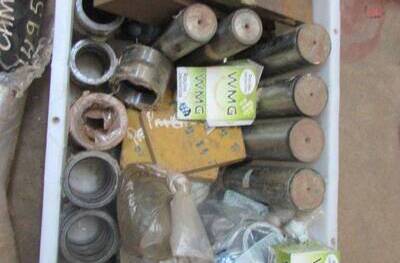 PEÇAS PARA MÁQUINAS PESADAS: BUCHAS, FILTROS, PINOS, CHAPAS DESGASTE, CAMISA, VEDADOR E OUTROS, (104 PÇ.) (Ref.: JE)