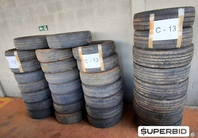 SUCATA DE PNEUS ARO 16 E 17.5 SEM RECAPE - (Sendo: 23 - Pneus 205/75 R 16; 02 - 225/75 R 16; 06 - Pneus 235/75 R 17.5) (APRÓX.: 31 PÇS) (Ref.: C-13)