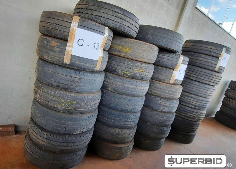 SUCATA DE PNEUS ARO 16 E 17.5 SEM RECAPE - (Sendo: 23 - Pneus 205/75 R 16; 02 - 225/75 R 16; 06 - Pneus 235/75 R 17.5) (APRÓX.: 31 PÇS) (Ref.: C-13)