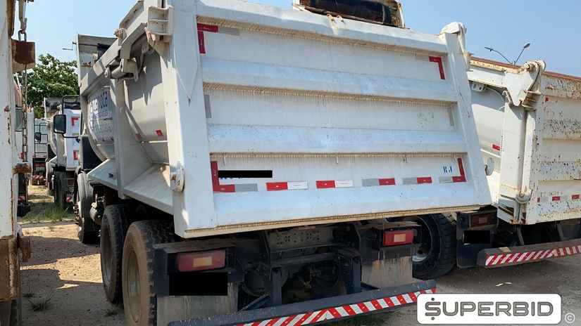 CAMINHÃO BASCULANTE VOLVO VM 330 6X4R, 2013/2013, Placa FINAL 8 (RJ),