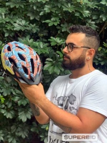 Eddie (Manual do Homem Moderno) - Arte especial para o vencedor do leilão. Na foto temos um exemplo, um capacete pintado por ele.