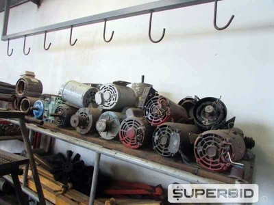 SUCATAS DE MOTORES ELÉTRICOS 3 Á 7 CV, CARRINHOS PARA ROSQUEADEIRA, CHAVES DE PARTIDA, MANGUEIRAS DE AR 1 POL. E OUTROS, (APROX. 64 PÇ.) (Ref.: JES)