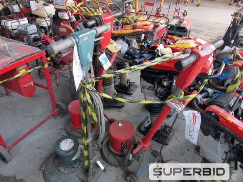 BOMBA SUBMERSIVEL, ENCERADEIRA DE ASSOALHO E COMPACTADORES WACKER NEUSON, (11 PÇ.) (Ref.: JCS)