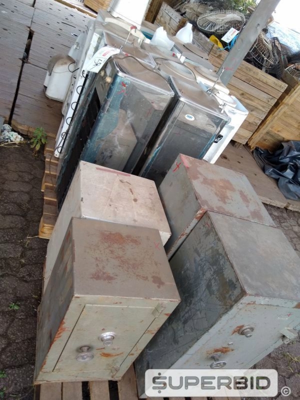 EXAUSTORES, VENTILADORES DE COLUNA, RÁDIOS COMUNICADORES, BEBEDOUROS E COFRES. (Ref.: SR)