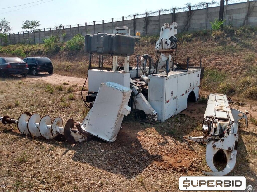 SUCATA DE IMPLEMENTOS: CARROCERIAS DIGGER, GUINDAUTO, ESCADAS, CESTOS AÉREOS E OUTROS