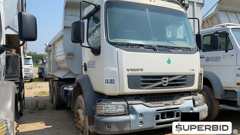 CAMINHÃO BASCULANTE VOLVO VM 330 6X4R, 2013/2013, Placa FINAL 8 (RJ),