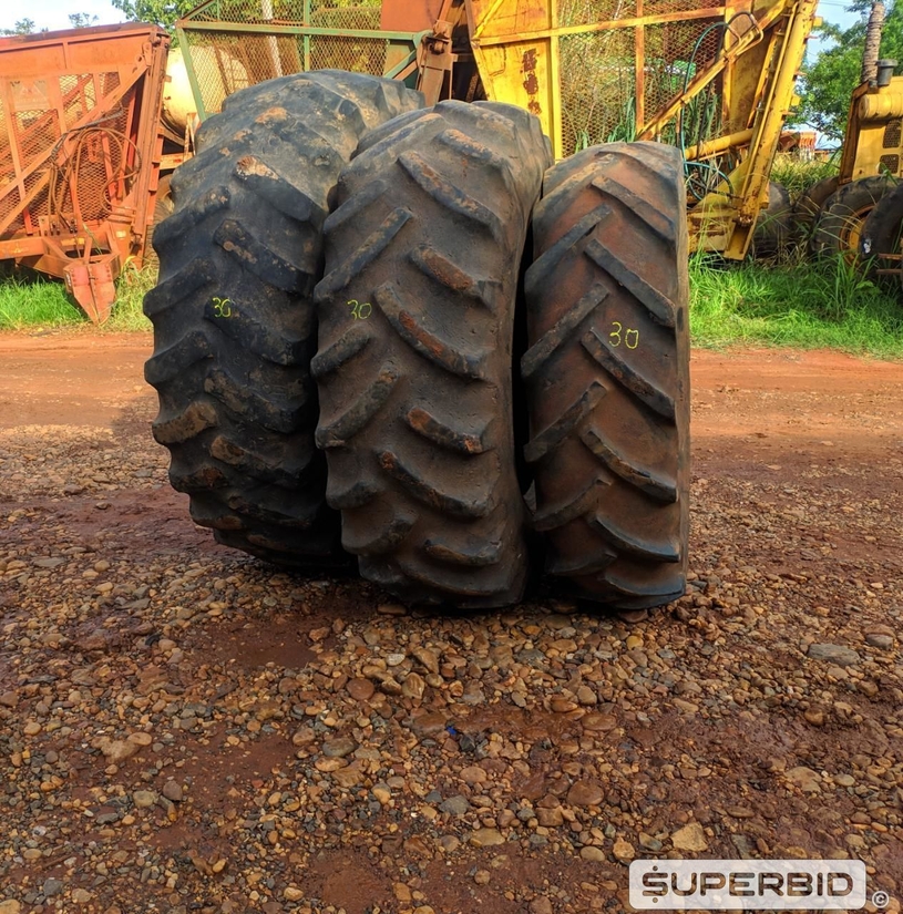 01 PNEU 16.9-30, 01 PNEU  14.9-26, 01 PNEU 12.4/11-24
