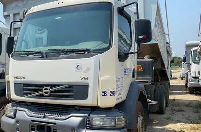 CAMINHÃO BASCULANTE VOLVO VM 330 6X4R, 2013/2013, Placa FINAL 6 (RJ), (Ref.: IBR)