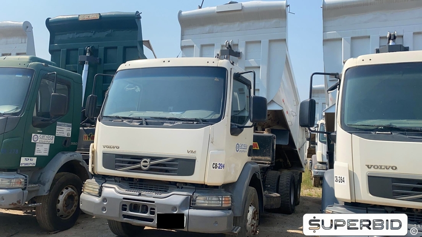 CAMINHÃO BASCULANTE VOLVO VM 330 6X4R, 2013/2013, Placa FINAL 5 (RJ), (Ref.: IBI)