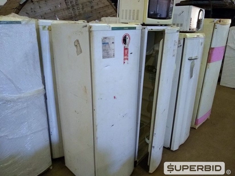 8 GELADEIRAS, 8 TANQUINHOS, 2 MICROONDAS, 3 FREEZERS E 5 FOGÕES. (Ref.: SCD)