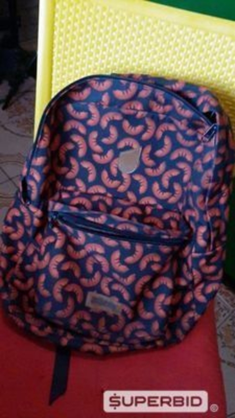 Diogo Defante - Apito em forma de passarinho, Linguiça de brinquedo parecida com o Ben Jor, Mochila com estampa de linguiça