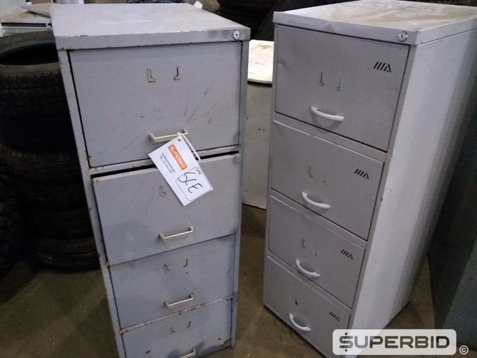 20 ARMÁRIOS ROUPEIROS DE AÇO E 2 ARQUIVOS DE AÇO. (Ref.: SCE)