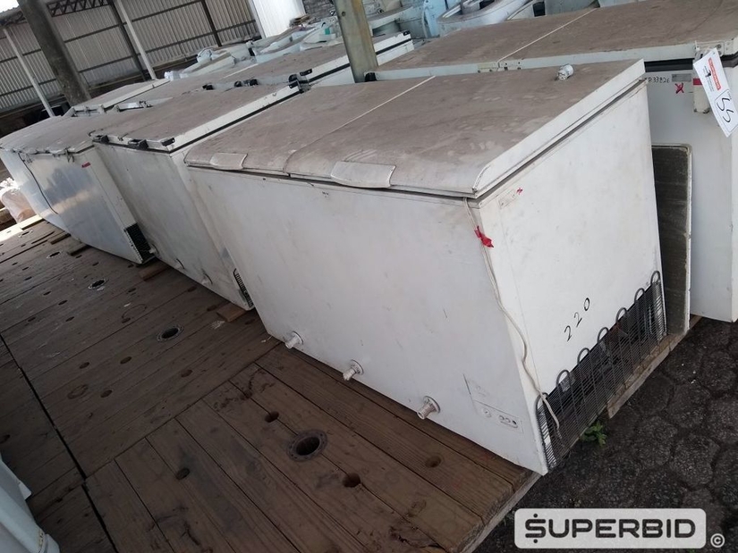 FOGÃO INDUSTRIAL, 24 FOGÕES, 36 TANQUINHOS, 8 FREEZER'S HORIZONTAIS E 31 GELADEIRAS. (Ref.: SS)