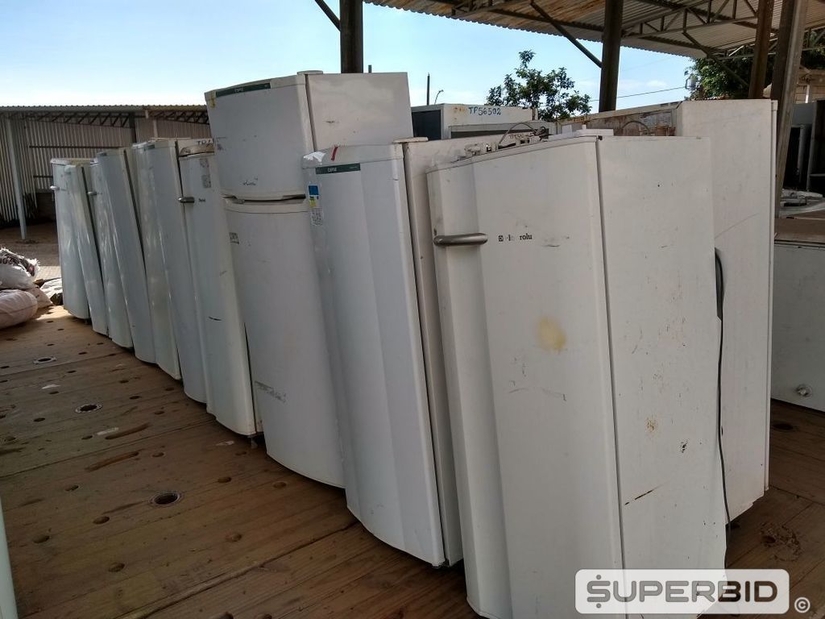 FOGÃO INDUSTRIAL, 24 FOGÕES, 36 TANQUINHOS, 8 FREEZER'S HORIZONTAIS E 31 GELADEIRAS. (Ref.: SS)