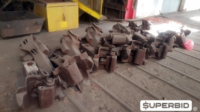 PEÇAS PARA VAGÕES FERROVIÁRIOS: MANDÍBULAS, ENGATES, ABRAÇADEIRAS E LATERAIS (APROX.: 104 PÇS). (Ref.: WMHA_UM11)