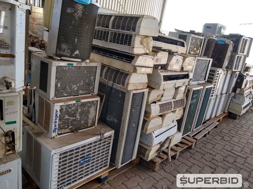 SUCATA DE CONDENSADORES E EVAPORADORES DE AR CONDICIONADO, EXAUSTORES, CAIXA PARA DESCARGA, 2 BASCULANTES 0,60 X 0,40M E FORNO MICROONDAS. (Ref.: SK)