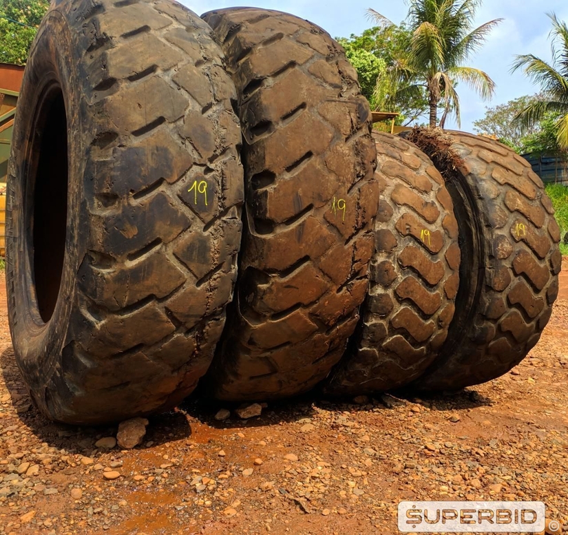 2 PNEUS 600.65-38 E 02 PNEUS 480.65-25