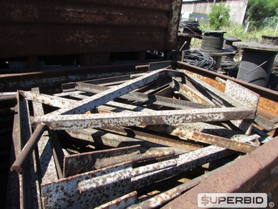 APROX. 10 T DE SUCATA METÁLICA: TRAVESSAS PARA SISTEMA TREPANTE E CAÇAMBAS (PREÇO P/ KG) (Ref.: WMGU_UM02)