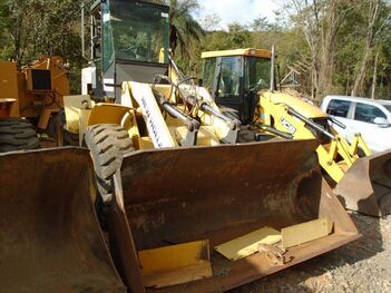 PÁ CARREGADEIRA NEW HOLLAND 12C 4x4, ANO: 2011, CAP: CAÇAMBA: 1M3., SÉRIE: 8364 (Ref: SBK / TP32725)
