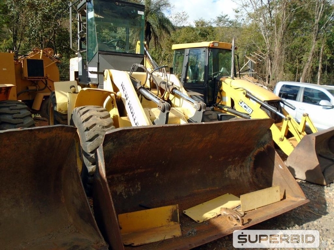 PÁ CARREGADEIRA NEW HOLLAND 12C 4x4, ANO: 2011, CAP: CAÇAMBA: 1M3., SÉRIE: 8364 (Ref: SBK / TP32725)