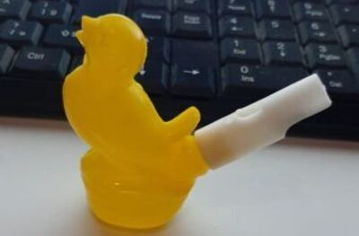 Diogo Defante - Apito em forma de passarinho, Linguiça de brinquedo parecida com o Ben Jor, Mochila com estampa de linguiça