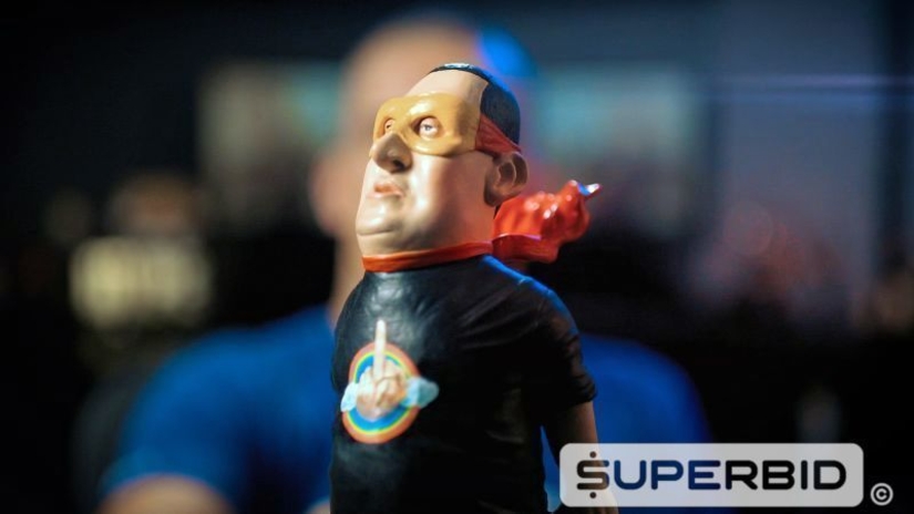 Gaveta - Esta¿tua (action figure) do Capita¿o Foda-Se autografada