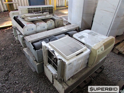 SUCATA DE: CONDICIONADORES DE AR TIPO JANELA, EVAPORADORES TIPO SPLIT, CONDENSADORES E CORTINAS DE AR (APROX.: 43 PÇS). (Ref.: WMBS_UM02)