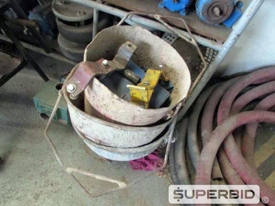 SUCATAS DE MOTORES ELÉTRICOS 3 Á 7 CV, CARRINHOS PARA ROSQUEADEIRA, CHAVES DE PARTIDA, MANGUEIRAS DE AR 1 POL. E OUTROS, (APROX. 64 PÇ.) (Ref.: JES)