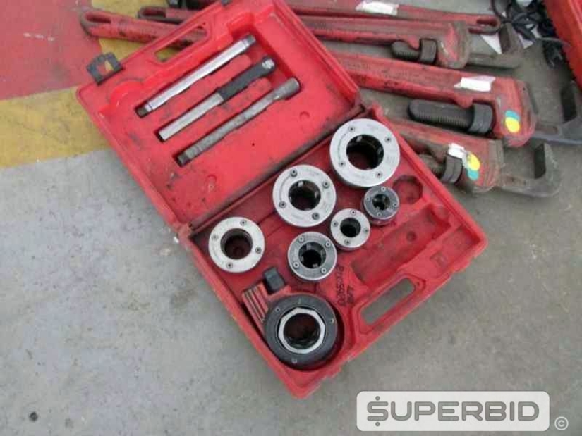 CHAVE GRIFFO, ESMERILHADEIRA, SERRA CIRCULAR, FURADEIRA DE IMPACTO, TARRAXA MANUAL E OUTROS, (35 PÇ.) (Ref.: JDM)