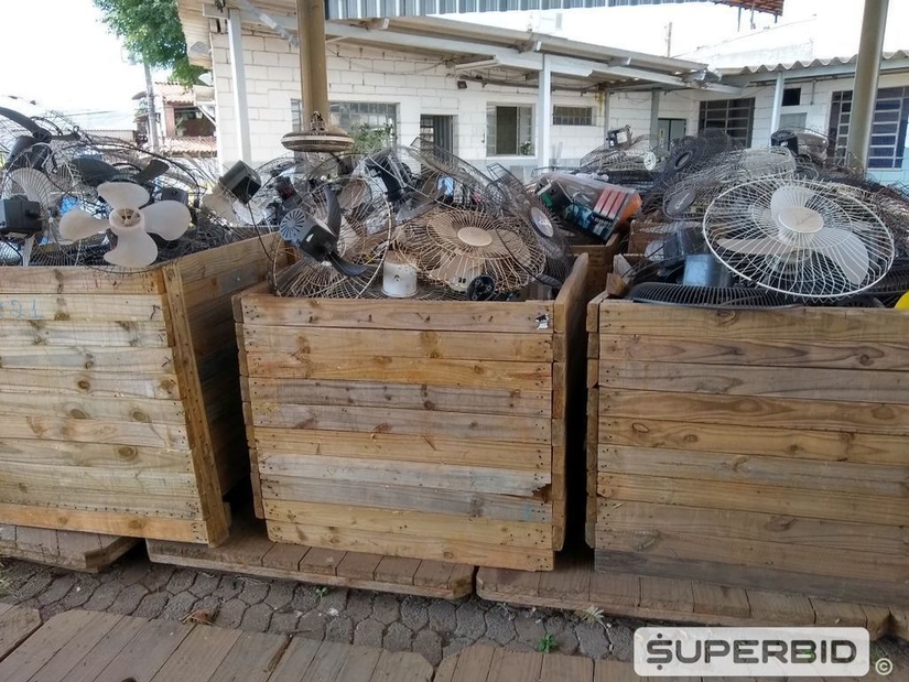 EXAUSTORES, VENTILADORES DE COLUNA, RÁDIOS COMUNICADORES, BEBEDOUROS E COFRES. (Ref.: SR)