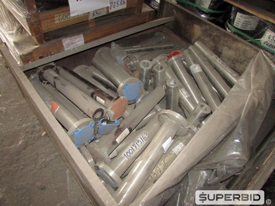 FLANGES E PARAFUSOS (APROX.: 77 PÇS). (Ref.: WMFG_UM02)