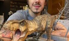 Catanhari - Estátua de dinossauro Jurassic Park autografada