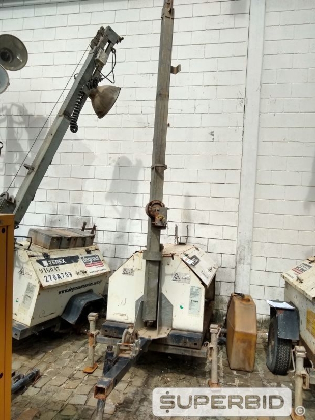 CARRETINHA DE TORRE DE ILUMINAÇÃO COM MOTOR TEREX RL4000. (Ref.: SO)