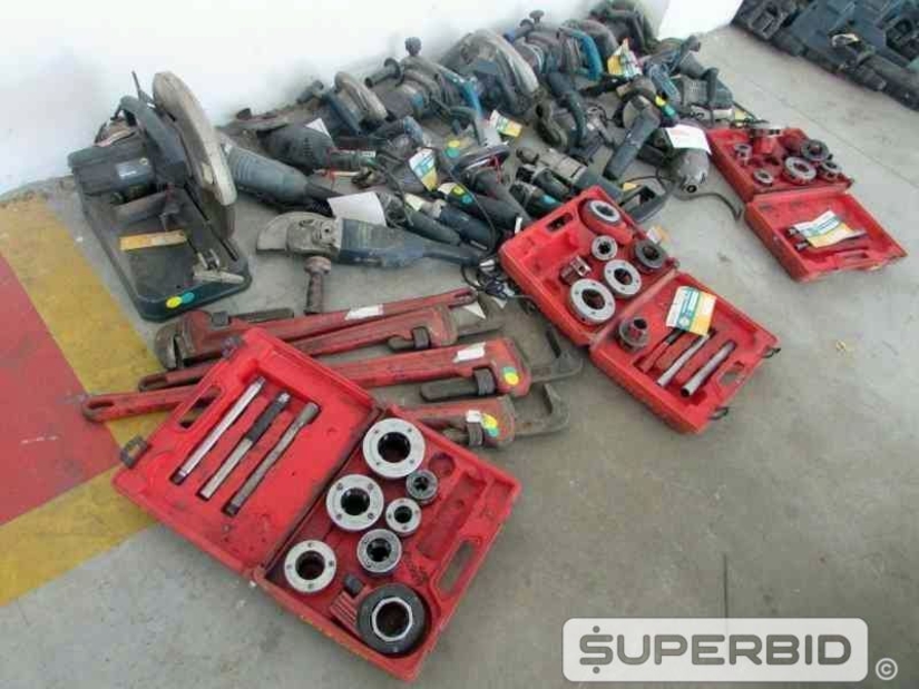 CHAVE GRIFFO, ESMERILHADEIRA, SERRA CIRCULAR, FURADEIRA DE IMPACTO, TARRAXA MANUAL E OUTROS, (35 PÇ.) (Ref.: JDM)