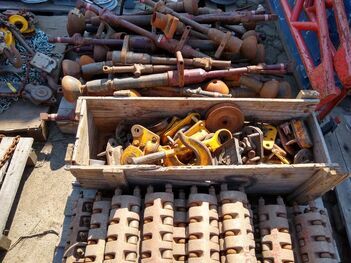 SUCATA DE COMPACTADORES DE SOLO, GRAMPO DE ALÚMINIO, TALHA, BALANCINHO, ROLDANAS, BICICLETA TESMEC BIQ 030 2011 E GANCHOS PARA CABO TIFOR. (Ref.: SC)