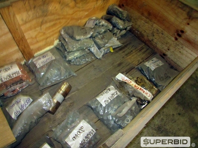 PEÇAS DE APLICAÇÃO EM VAGÕES FERROVIÁRIOS: PORCAS, PARAFUSOS, PINOS, REBITES E OUTROS (APROX. 9.099 PÇS). (Ref.: V196_UM02)