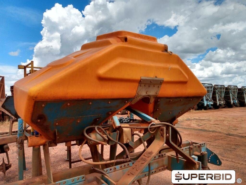 DISTRIBUIDORA DE ADUBO DMB, ANO: 2013, SÉRIE: 80615 (Ref.: 1235)